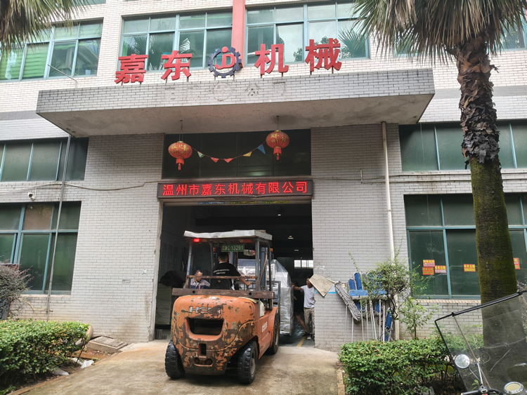 1XBET网页版定制铝箔压纹分切一体机